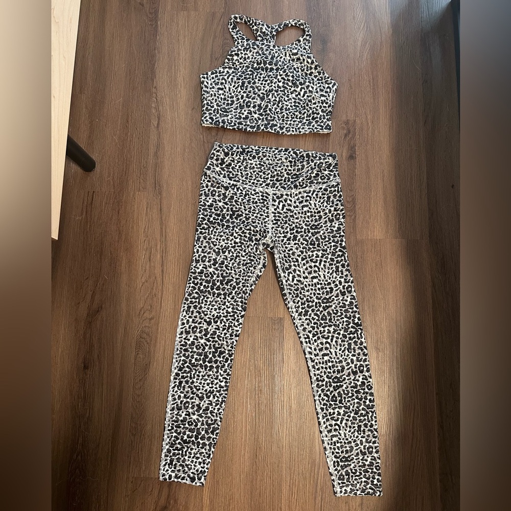 OV TechSweat Workout Set — Snow Leopard - Picture 5 of 10